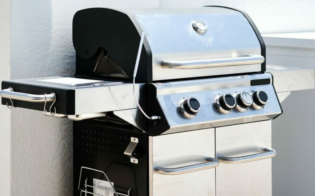 Großer Edelstahl Gasgrill mit Ablageflächen