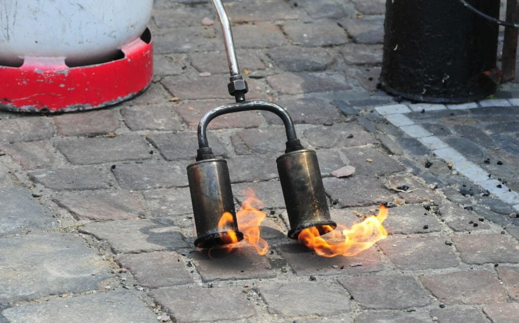 Propangasflasche für Gasbrenner als Unkraut Abflammgerät