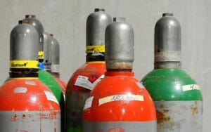 Schutzgas in grauen Gasflaschen
