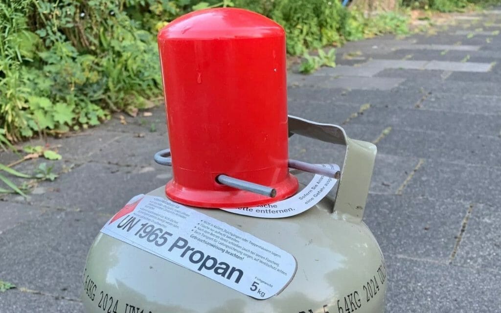 Graue 5 kg Flaschengas Eigentumsgasflasche mit roter Verschlusskappe 