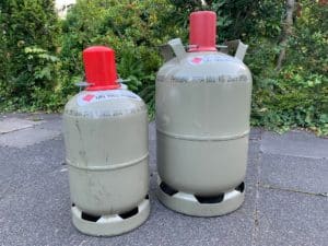 5 kg 11 kg Gasflaschen grau im Größenvergleich nebeneinander