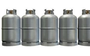 Fünf Aluminium Gasflaschen 11 kg in einer Reihe aufgestellt