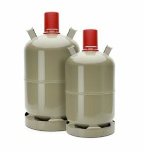 Verschiedene Gasflaschengrößen grauer Eigentumsgasflaschen nebeneinander, 5 kg und 11 kg