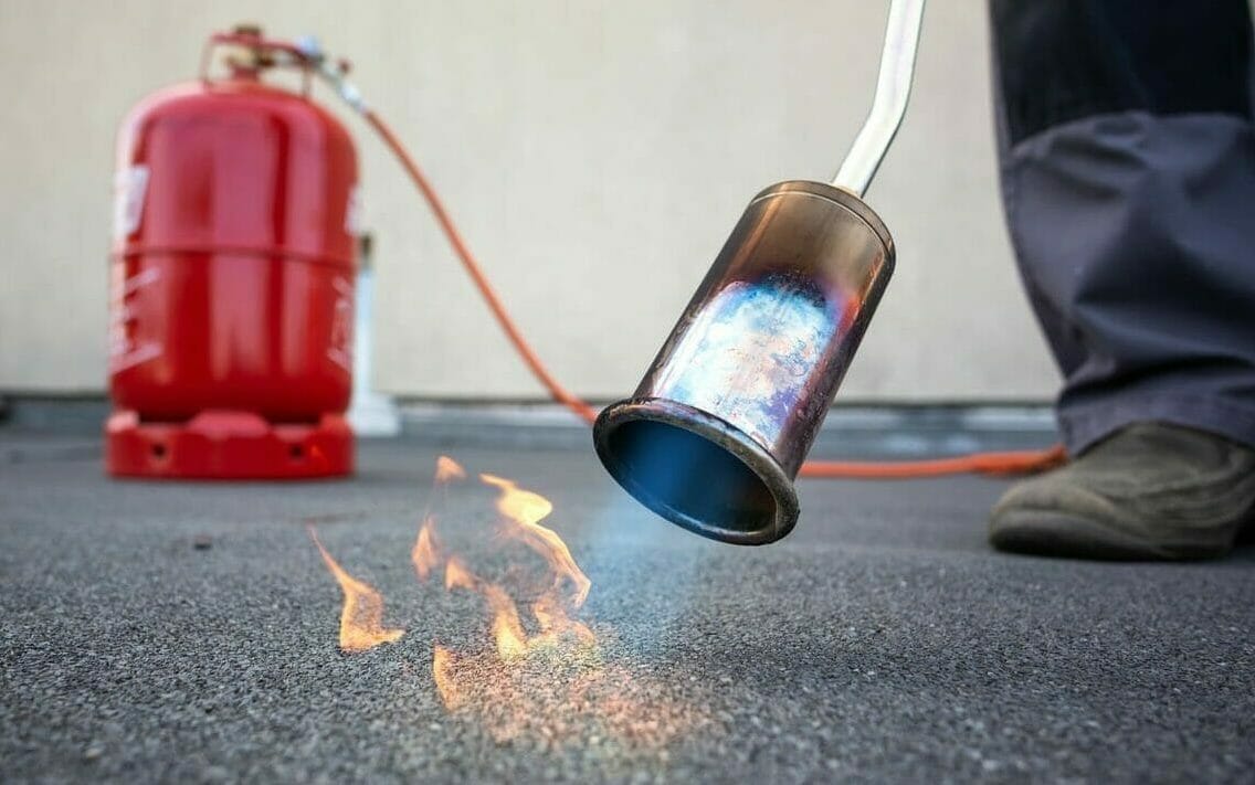 Gasflasche beim Dachdescker