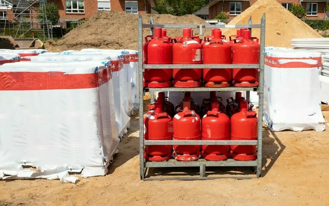 Zwei Paletten rote Gasflaschen für Gewerbe