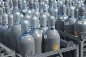 Graue CO2 Flaschen in Gitterbox auf Oktoberfest