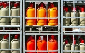 Rote, orangene und graue Gasflaschen Paletten Gewerbe