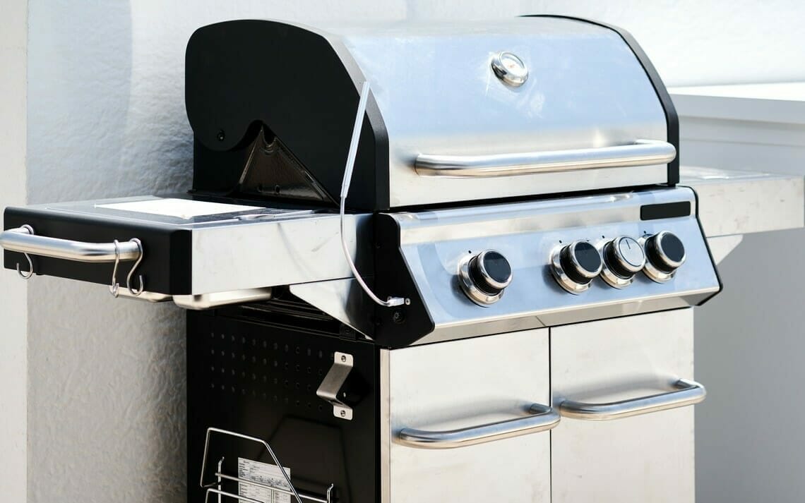 Großer Edelstahl Gasgrill mit Ablageflächen